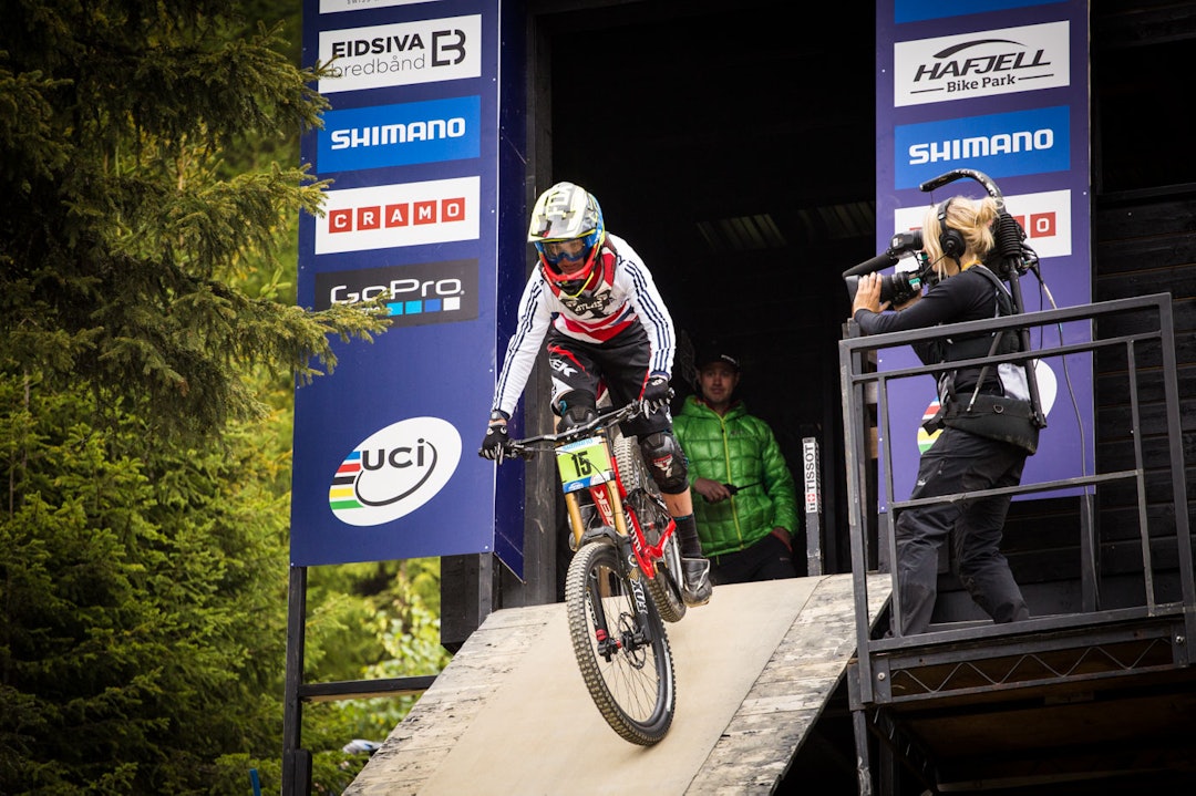 START: Først ut på søndagen var juniorene. Startplass og løype var lik for både juniorer og seniorer. Her tråkker junioren Laurie Greenland til. Greenland sikret sølvmedalje i sitt finalerun. (foto: Snorre Veggan) 4_utforVM-4215a
