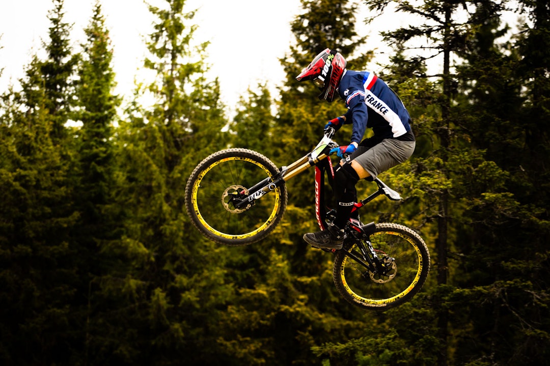 LUFTIG: Junioren Amaury Pierron fra Frankrike fløy høyt på de første hoppene. I seedingsrunnet var det kun to juniorryttere som var raskere, men i finalerunden mislyktes han og endte langt nede på resultatlisten. (foto: Snorre Veggan) 5_utforVM-4228a