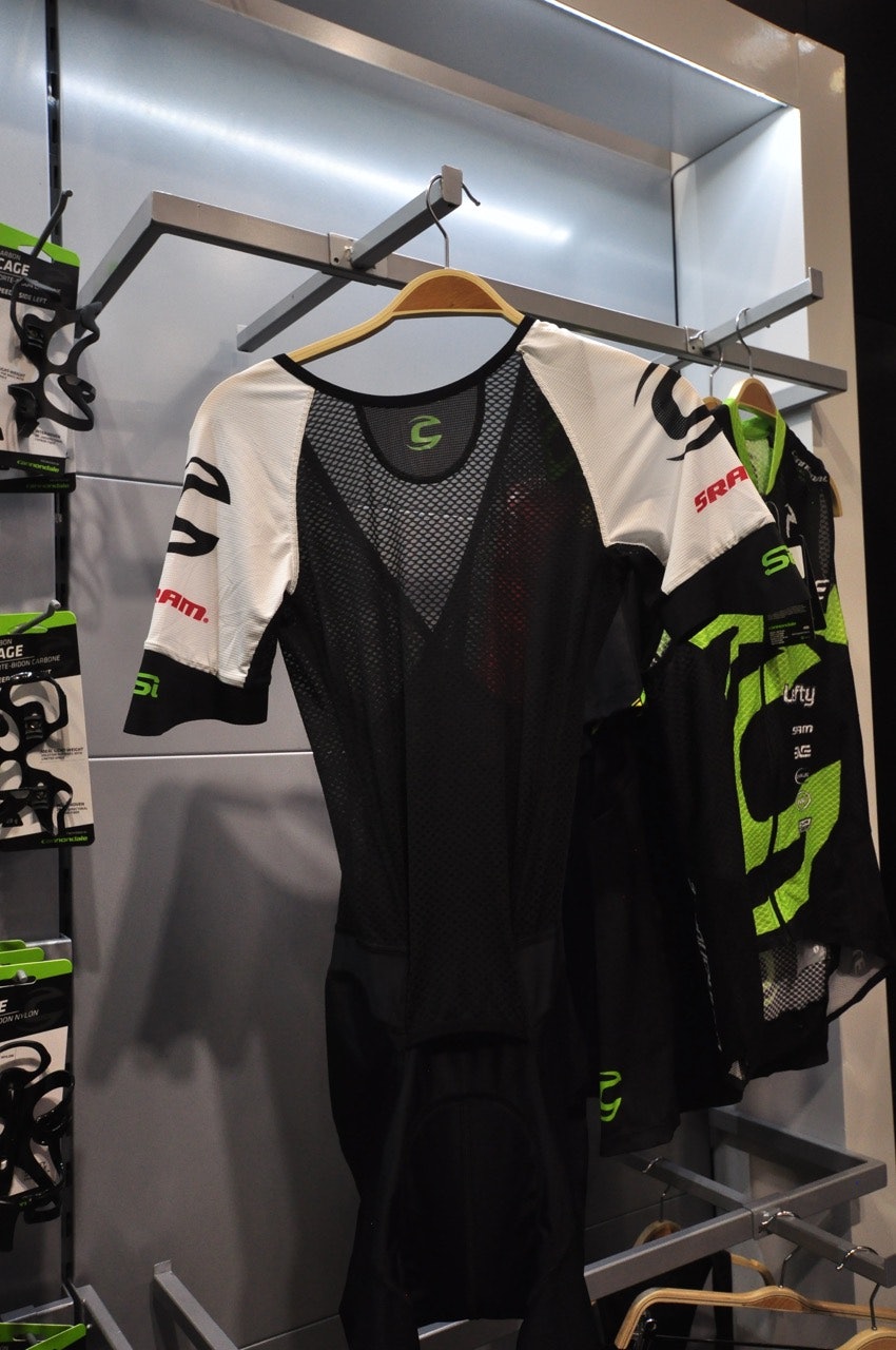HELDRESS: Cannondales tempodrakt for terrengsykling er utformet for og dekkes over av en tynn vest og en vid shorts. HELDRESS: Cannondales tempodrakt for terrengsykling er utformet for og dekkes over av en tynn vest og en vid shorts.