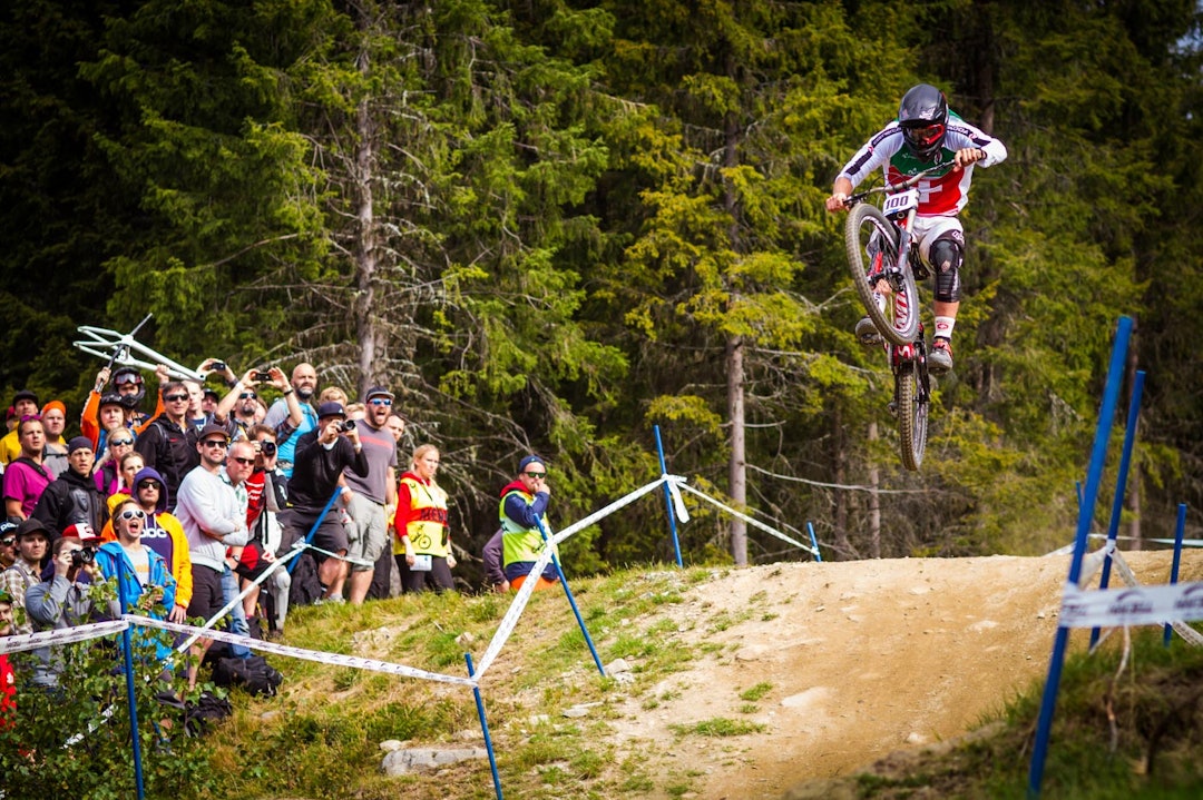 SATSET: På Gapen i Expressen kunne man dempe hoppet eller klinke til. Ble det en mellomting, så bar det fort ut i periferien. Her satser sveitsiske Maxime Chapuis mens publikum følger spent med. (foto: Snorre Veggan) 8_utforVM-8056a