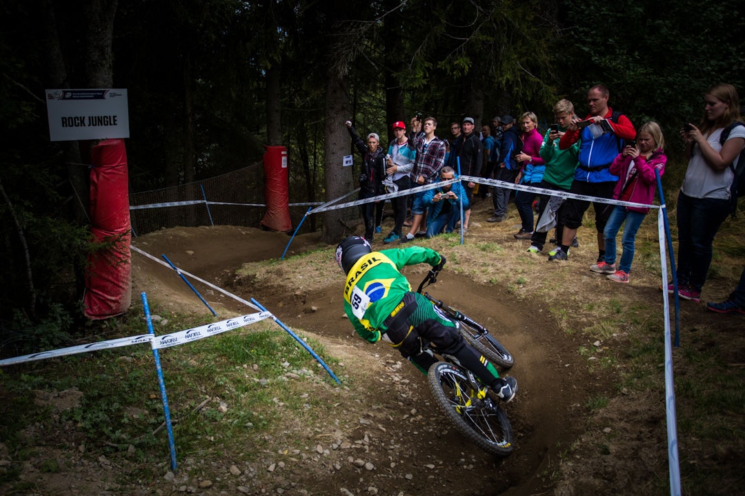 INN I MØRKET: Bernardo Neves Cruz gjennom S-svingen rett før Rock Jungle. (foto: Snorre Veggan) 17_utforVM-4517a