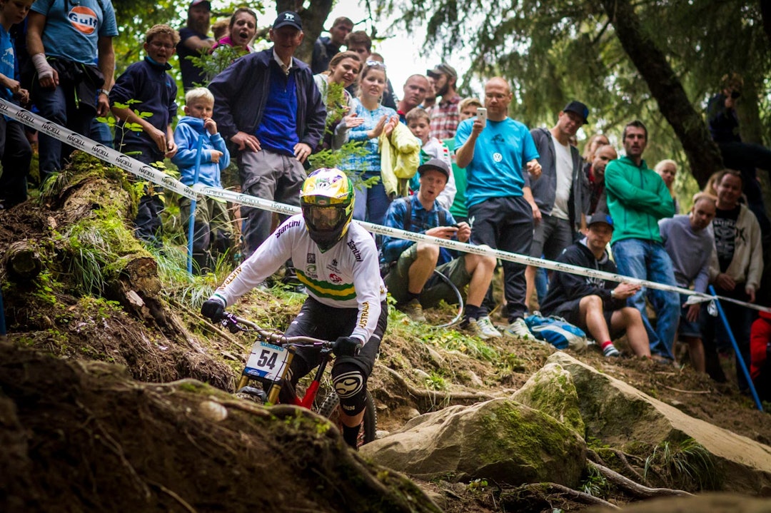 ROCK JUNGLE: Bryn Atkinson har såvidt begynt på Rock Jungle. Enkelte partier er så bratte at det var hengt opp tau for at publikum skulle kunne komme seg opp og ned ved siden av løypa. (foto: Snorre Veggan) 19_utforVM-8203a