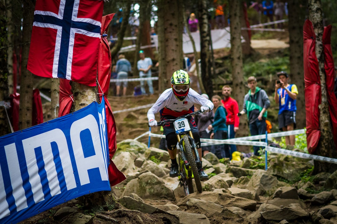 FINNE LINJA: Det gjelder å finne godlinja gjennom Rock Jungle. Disse steinene felte mange, bl.a. junioren Neil Stewart. Bildet av hans spektakulære tryn kan du se i siste nummer av Terrengsykkel. Francisco Pardal var ikke raskest gjennom Rock Jungle, men holdt seg ihvertfall på hjulene forbi fotografen. (foto: Snorre Veggan) 22_utforVM-8285a