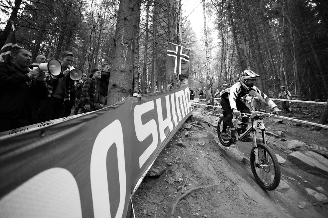 JUBEL: Edward Masters hadde startnummer 37 og endte som nummer 35. Han fikk sin velfortjente dose lyd fra tilskuerne langs løypa. (foto: Snorre Veggan) 23_utforVM-4592a