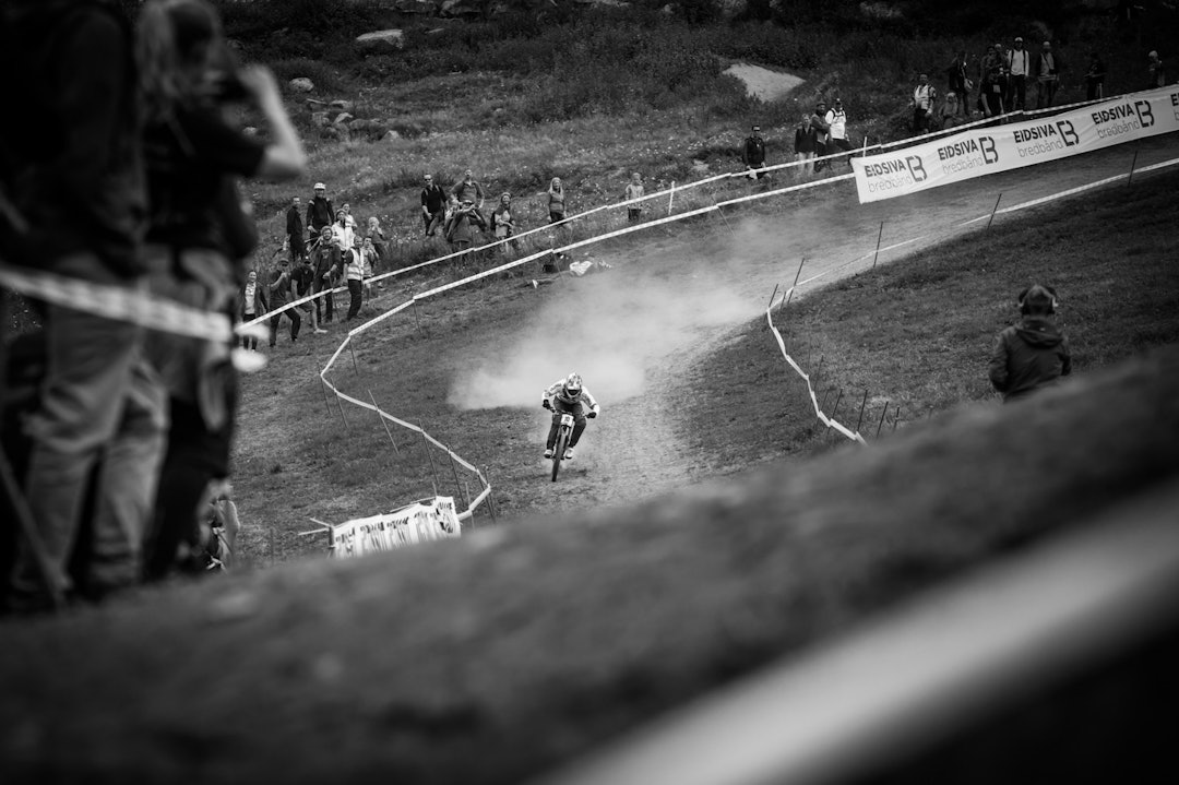 SØR-AMERIKANSK: Marcelo Gutierrez Villegas prøver å stikke av fra støvskyen nedover jordene på Hafjell. Colombianeren med startnummer ti endte på 22.plass. (foto: Snorre Veggan) 26_utforVM-4784a