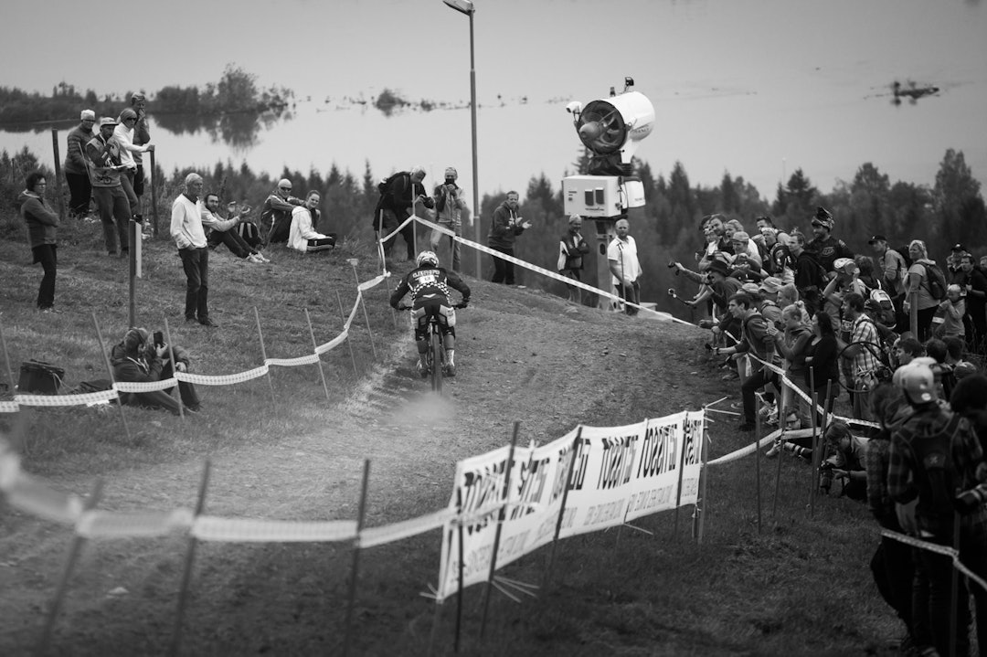 UTSIKT: Fin utsikt over Gudbrandsdalslågen, men Neko Mullaly hadde neppe tid til å se mye på den underveis. Med ulykkesnummeret 13, røyk han kjedet allerede pået av de første hoppene. Men amerikaneren klarte likevel å sikre seg en imponerende fjerdeplass. (foto: Snorre Veggan) 25_utforVM-4731a