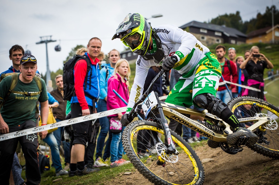 TETT PÅ: Syklistene kom tett på tilskuerne i den spektakulære løypa. På dette tidspunktet ledet Samuel Hill, men krasjet mot slutten og endte på 26.plass. (foto: Snorre Veggan) 27_utforVM-4826a