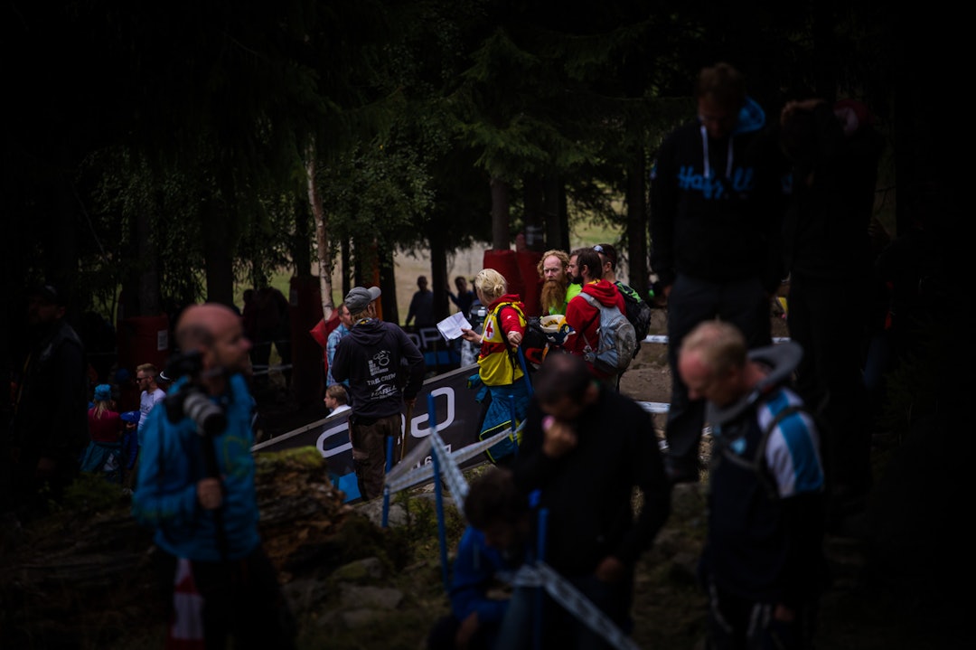 INSPIRASJON: Terrengsykkelguru og mangeganger vinner av utforprisen i Terrengsykkelrittet, Aslak Mørstad, var på plass. Kanskje for å lære seg noen triks? (foto: Snorre Veggan) 31_utforVM-4848a