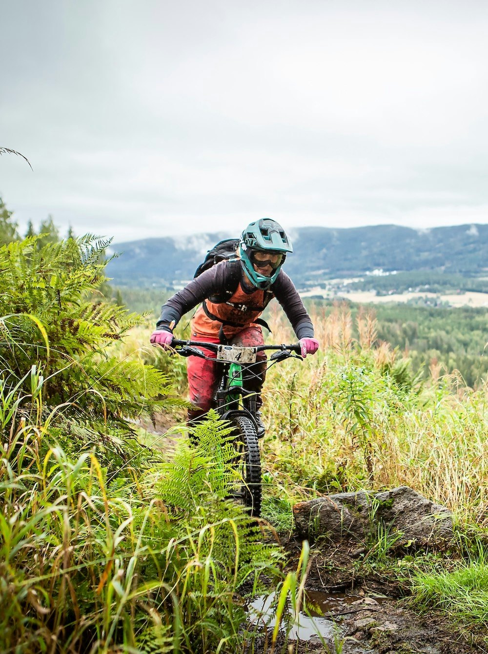 I år var det flere med i aldersbestemte klasser i Hakadal Enduro. Marte Lund vant masterklassen. Foto: Pål Westgaard I år var det flere med i aldersbestemte klasser i Hakadal Enduro. Marte Lund vant masterklassen. Foto: Pål Westgaard