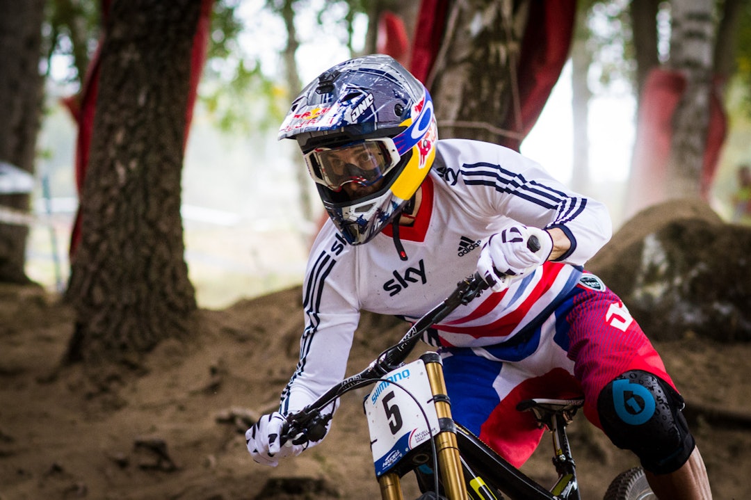 GULL I SIKTE: Gee Atherton passerer her på tredje beste tid. Men det gjelder å holde seg på sykkelen helt inn. Både Sam Hill og Josh Bryceland hadde som kjent uhell på siste del av løypa. Dermed var det Atherton som kunne tre på seg regnbuetrøya etter at alle var kommet til mål. (foto: Snorre Veggan) 33_utforVM-8364a