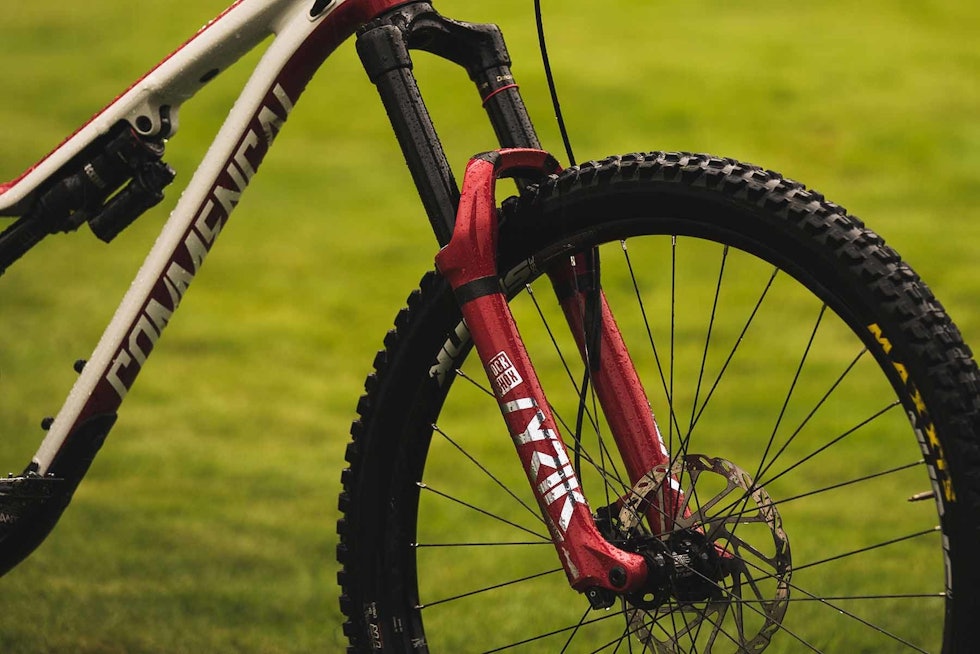 MYK: Lyrik-gaffelen fra RockShox er satt opp mykt. Foto: Henrik Ulleland. rockshox lyrik dempegaffel