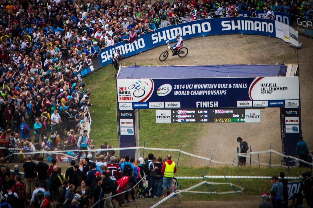 HYLLEST: Gee Atherton får sin velfortjente hyllest etter at han tok ledelsen i mål. (foto: Snorre Veggan) 34_utforVM-4867a