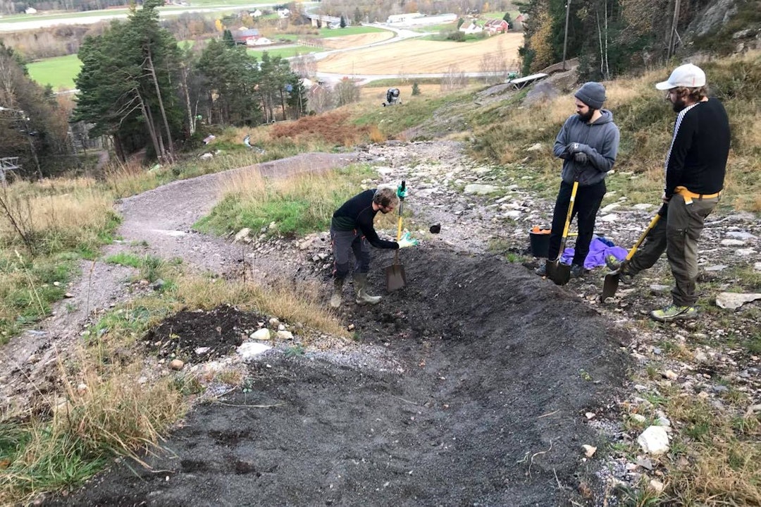 I den nye løypa Idyll, som sto ferdig til årets sesong, hadde vannet skyllet vekk en del masse som måtte fylle på. Foto: Hilde Sangesland Strædet Dugnad Oct 28-17 4 Kristiansand Sykkelpark - Hilde Sangesland Strædet 1400x933