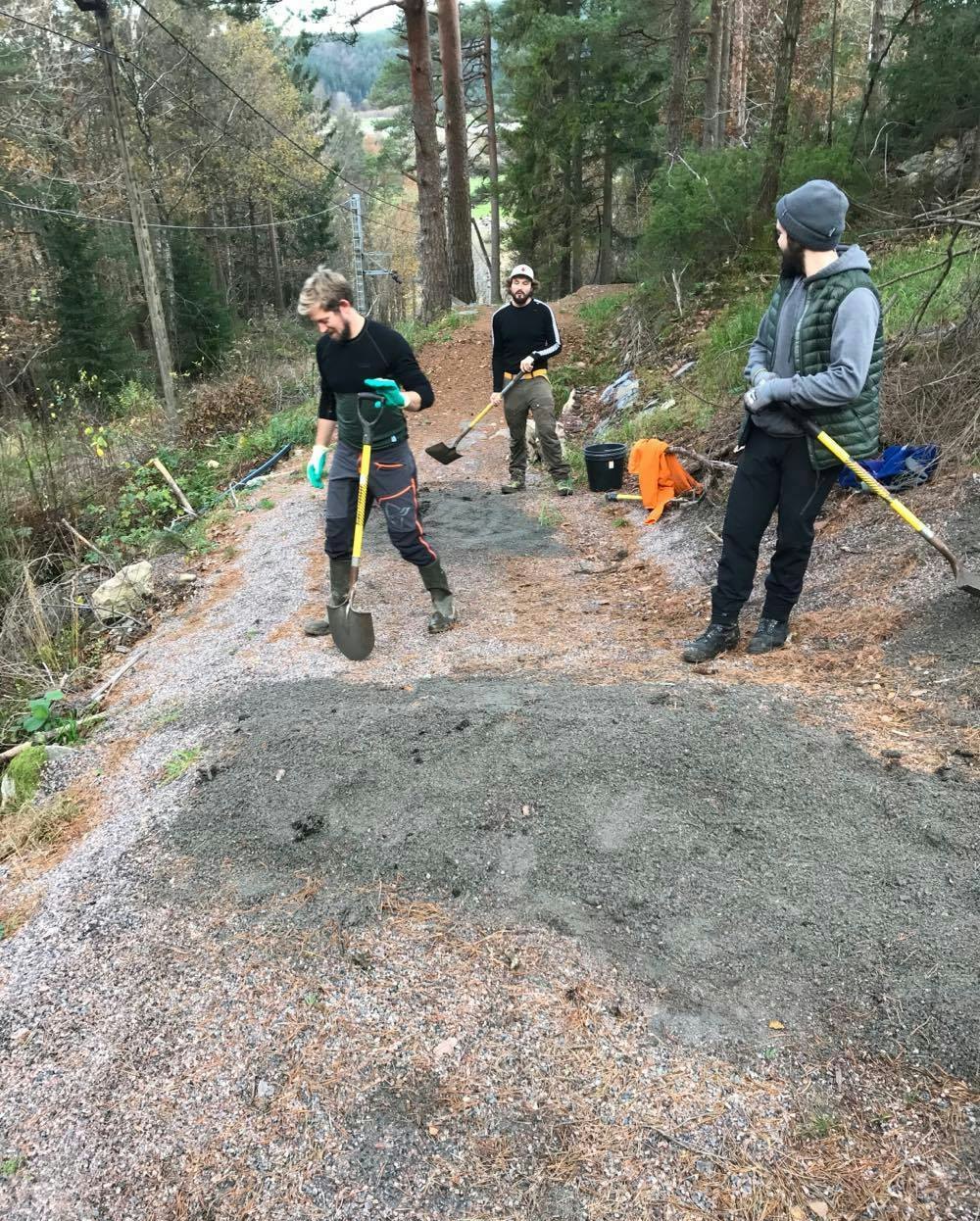 Bremsehull som hadde dukket opp i løpet av sesongen ble også tettet på lørdagens dugnad. Foto: Hilde Sangesland Strædet Dugnad Oct 28-17 5 Kristiansand Sykkelpark - Hilde Sangesland Strædet 1000x