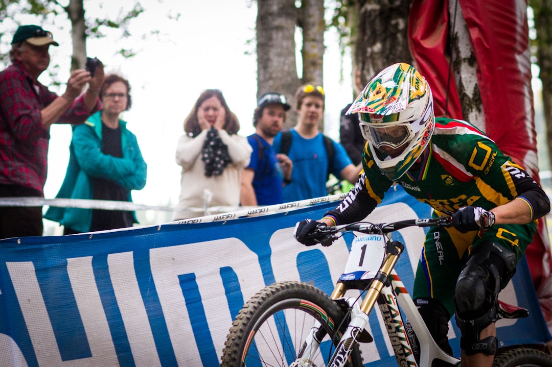 MISLYKTES: Startnummer 1 er ingen garanti for medalje i utfor-VM. Greg Minaar mislyktes fullstendig og kom såvidt inn blant de tretti beste. Det så likevel ut til å gå fort nok for damen i bakgrunnen (foto: Snorre Veggan) utforVM-8336a