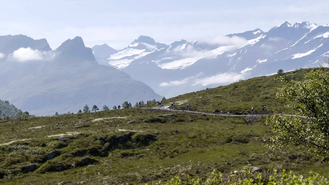 Det er viktig for arrangøren å få vist fram noe av Norges mest spektakulære terreng, her fra Sykkylven-etappen. Foto: Nordic Escape Nordic Escape Test Ride 2017 Sykkylven 1 - Foto Nordic Escape 1400x788