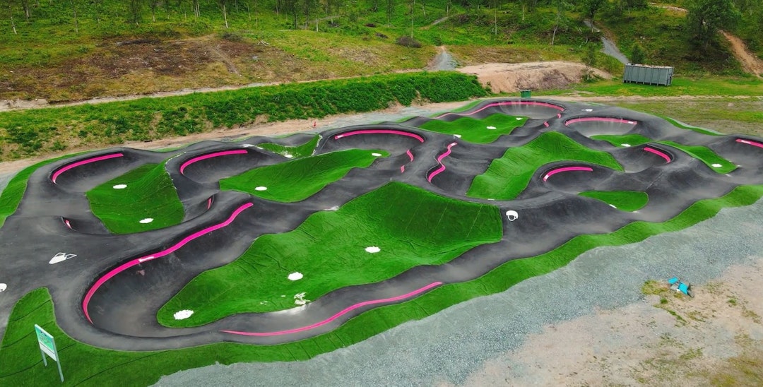 PUMPTRACK-VM: I verdens nordligste VM-sertifiserte pumptrack kan du i september kvalifisere deg til VM i Leogang, Østerrike. Foto: Skjermdump pumptrack-vm i harstad,
