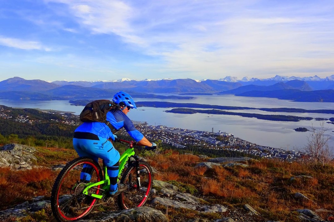 Tommy Aslaksen ser utover Molde på første dag av høstfesten. Foto: Svein Karsten Mork Molde -Tommy Aslaksen Foto: Svein Karsten Mork 1200x800