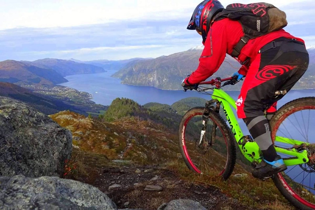 Tommy Aslaksen nyter utsikt ved Liavarden. Foto: Svein Karsten Mork Tommy Aslaksen Liavarden - Foto  Sven Karsten Mork 1200x800