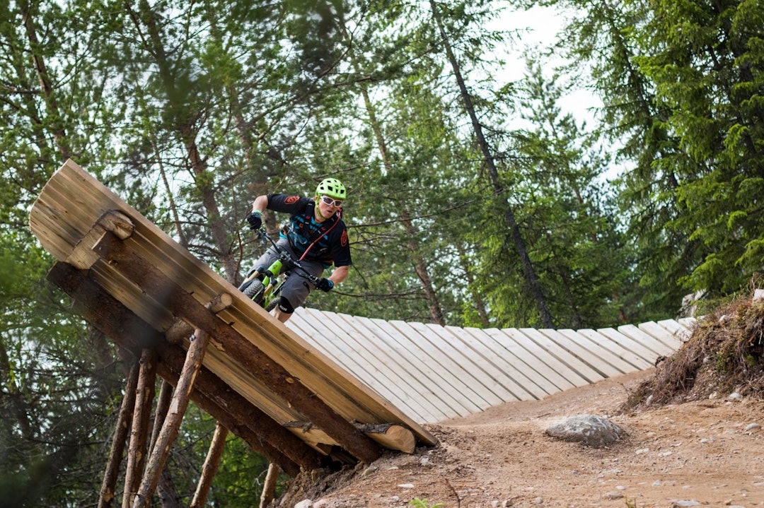 I VEGGEN: Elementer bygd i tre var en av mange morsomme innslag i de bygde stiene i Gullia. Foto: Snorre Veggan utflukt2016-7868a