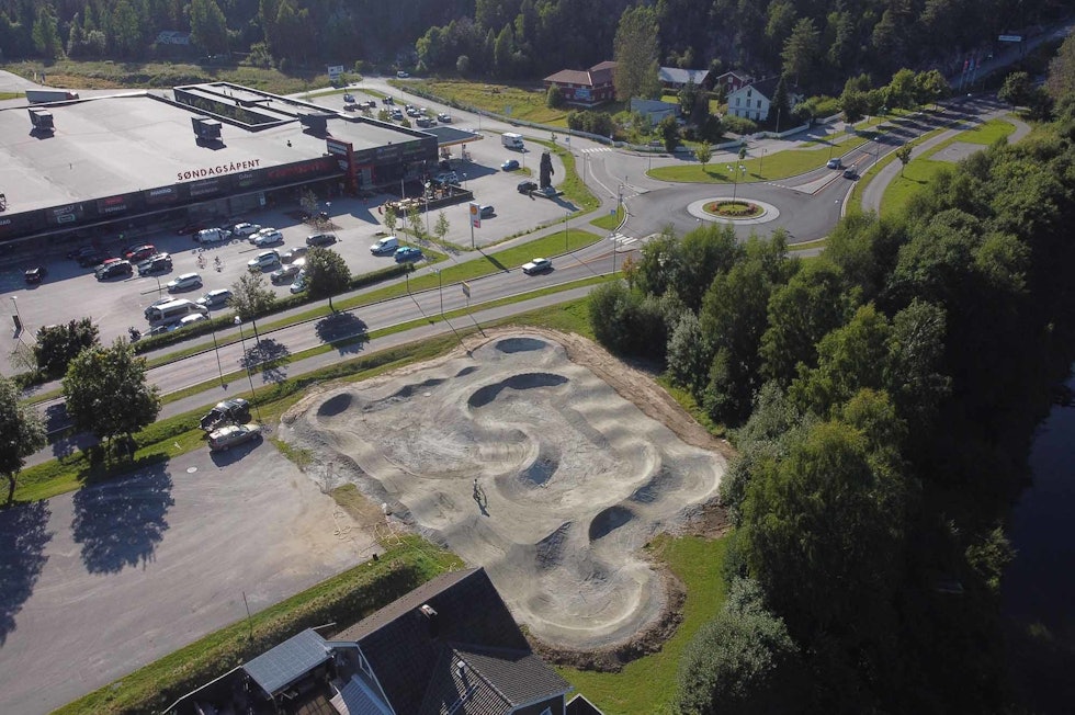 MIIDT I SENTRUM: Pumptracken blir lett tilgjengelig. Foto: Knut Lønnqvist, Trailhead Nesbyen pumptrack flå hallingdal