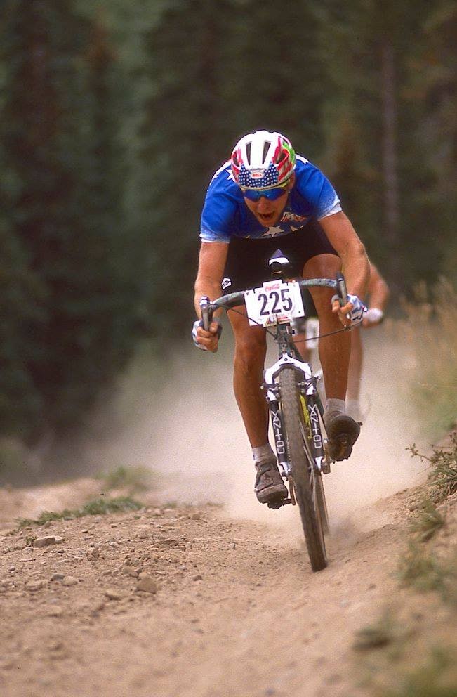 BUKKESTYRE: For å gjøre det enklere å sjonglere mellom landevei og terrengsykkelen valgte Tomac å sykle i terrenget med bukkestyre. BUKKESTYRE: For å gjøre det enklere å sjonglere mellom landevei og terrengsykkelen valgte Tomac å sykle i terrenget med bukkestyre.