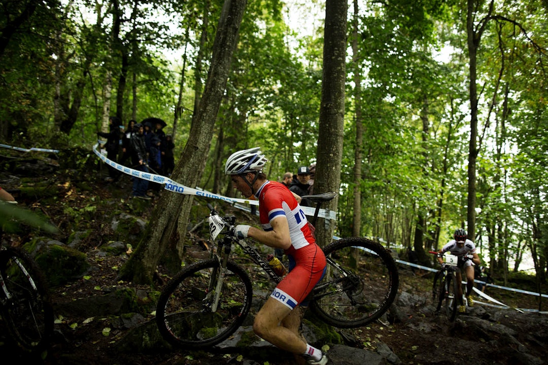 BEINA FATT: Fjorårets verdenscup i Hafjell sto i grell kontrast til årets Verdensmesterskap. I gjørma i 2013 var beina et like godt fremkomstmiddel som hjul av og til. _IPP8066