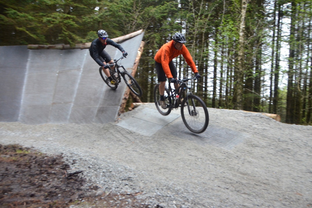 Thomas Nærland og Bjørn Kjetil Aanensen på testtur i Njåveggen. Foto: Elisabeth Aanensen Njå Bike Park Njåveggen 1 Thomas Nærland og Bjørn Kjetil Aanensen - Foto Elisabeth Aanensen 1400x933