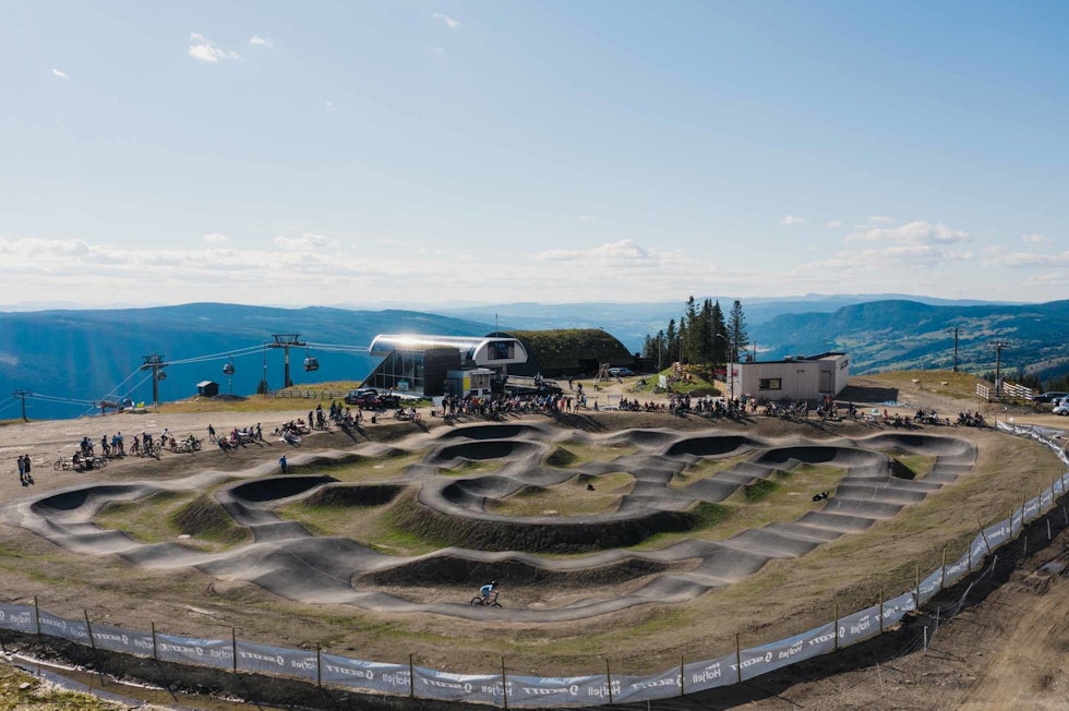 BOLTREPLASS: Her er det plass til flere på pumptracken samtidig. Foto: Samuel Andersen pumptrack hafjell