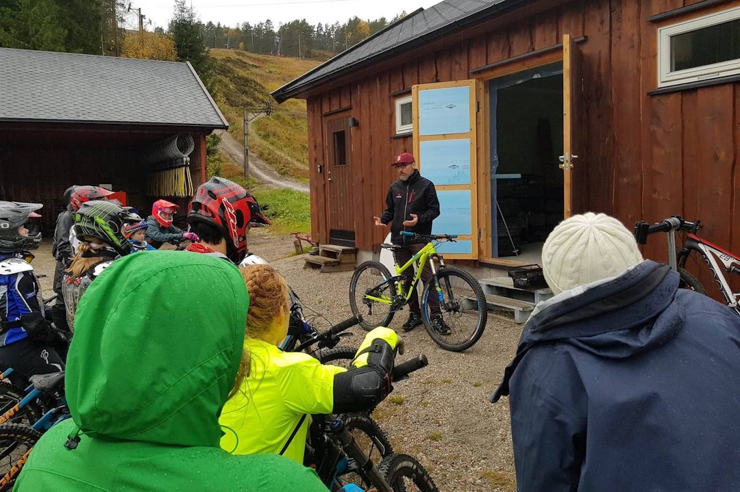 Rasmus Leiro sto for innføring i sykkeloppsett og mekking. Foto: Hanne Holmstrøm Karlsen Sykkeloppsett m Rasmus Leiro Foto Hanne Holmstrøm Karlsen 1400x933