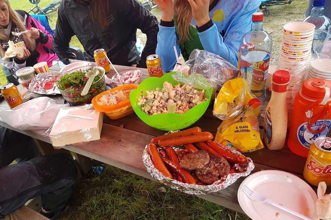 Mat må til. Foto: Hanne Holmstrøm Karlsen Grillings Foto Hanne Holmstrøm Karlsen 1400x933