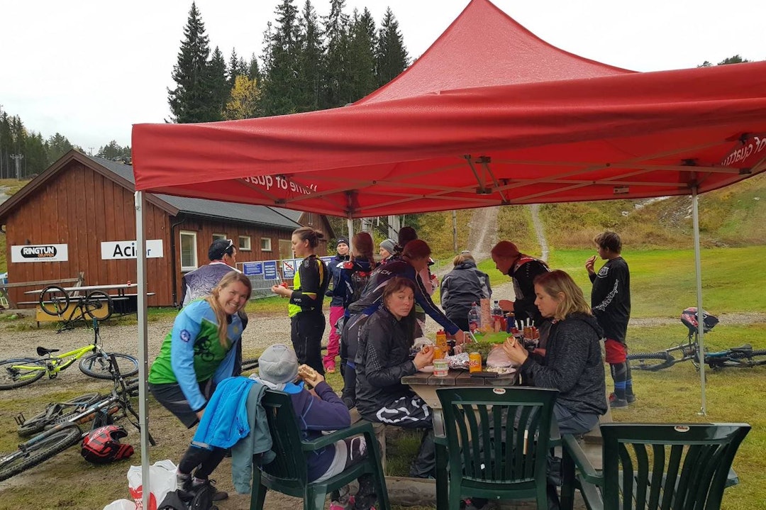 God stemning i grillteltet. Foto: Hanne Holmstrøm Karlsen Grill lunsj Foto Hanne Holmstrøm Karlsen 1400x933