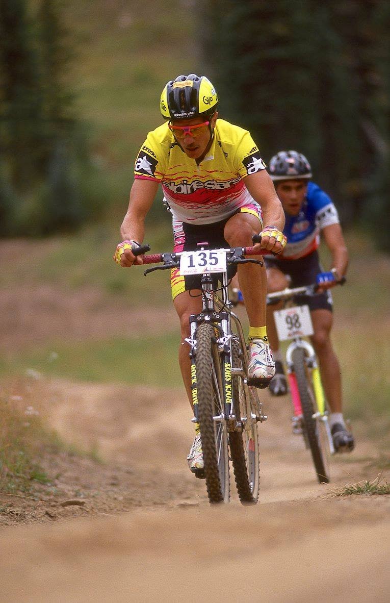STILRYTTER: Mike Kloser syklet på alles drømmesykke på begynnelsen av 90-tallet - Alpinestars Al-Mega. Bak følger Rishi Greval. STILRYTTER: Mike Kloser syklet på alles drømmesykke på begynnelsen av 90-tallet - Alpinestars Al-Mega. Bak følger Rishi Greval.