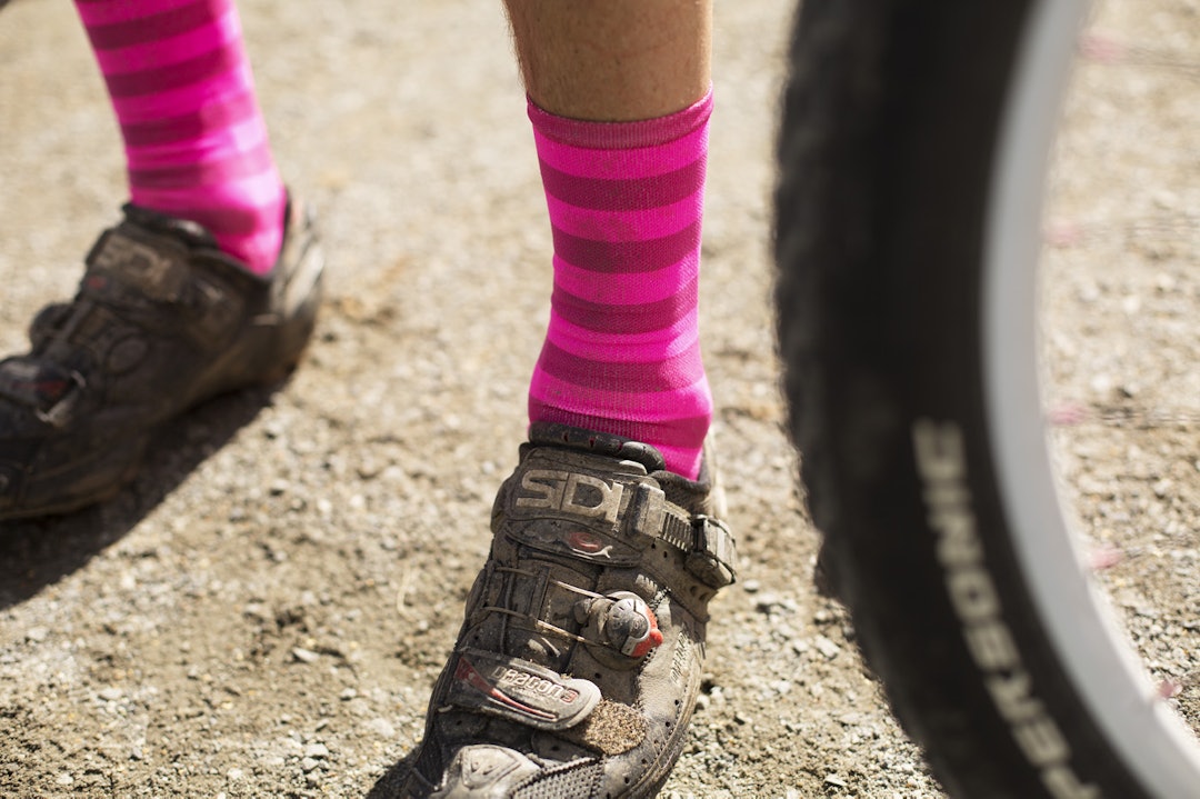 LETT Å SE: Atle har valgt rosa detaljer både på kropp og sykkel for å enklere få langing ute i løypa. Foto: Kristoffer H. Kippernes _C2A2091