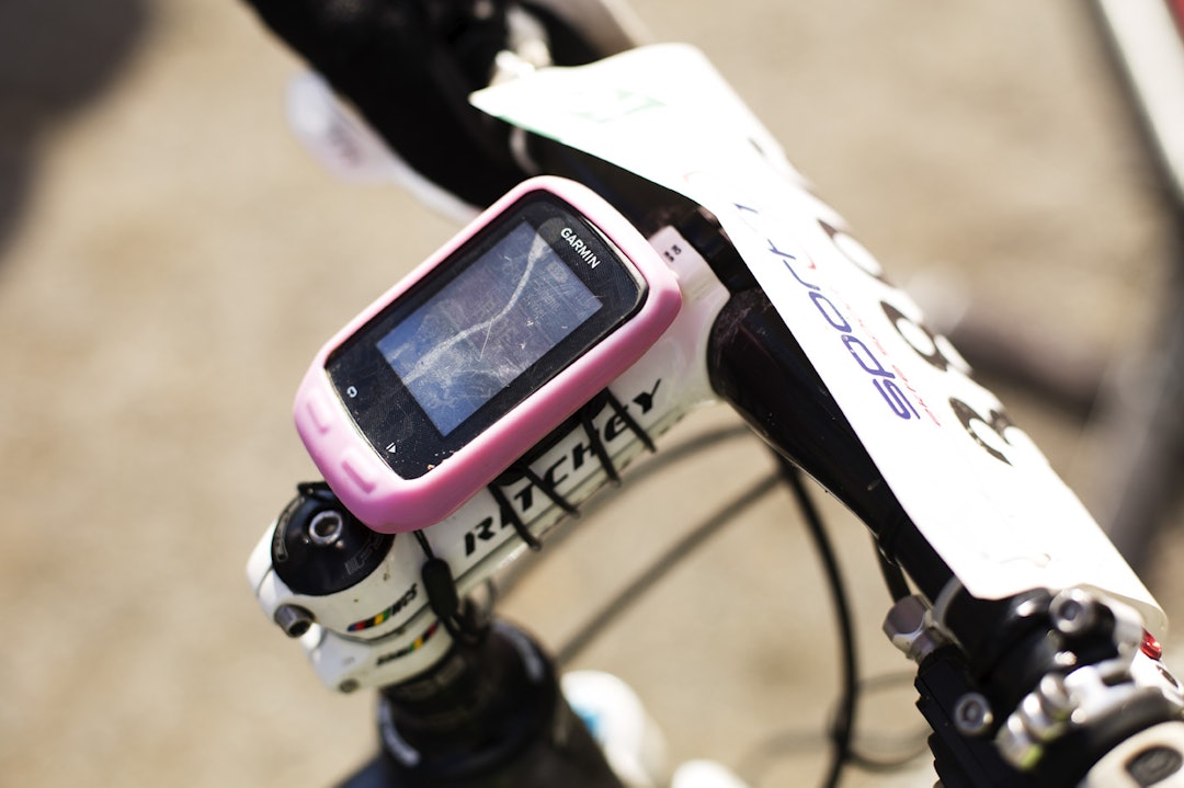 FJONGT: Også Garmin-computeren har fått rosa pryd. Foto: Kristoffer H. Kippernes _C2A2093