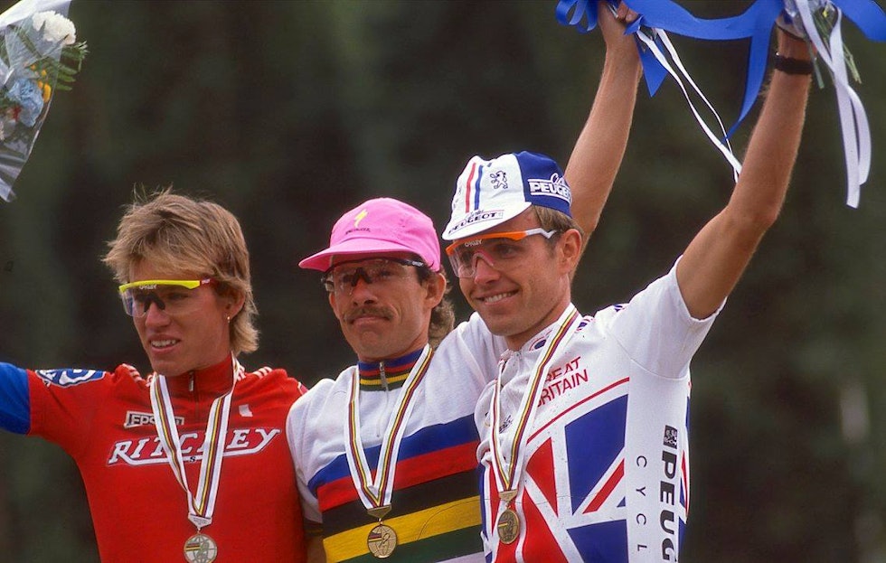 DEN FØRSTE PALLEN: Thomas Frischknecht (SWI), Ned Overend (USA) og Tim Gould (UK) tok medaljene i historiens første VM-ritt i rundbane.