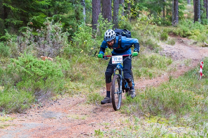 KJEDELAUS: Thomas Svendsen måtte ta i bruk sparkesykkelteknikk for å komme i mål. (foto: Simen Berg) SimenBerg-Aron-DrammEnduro-5501