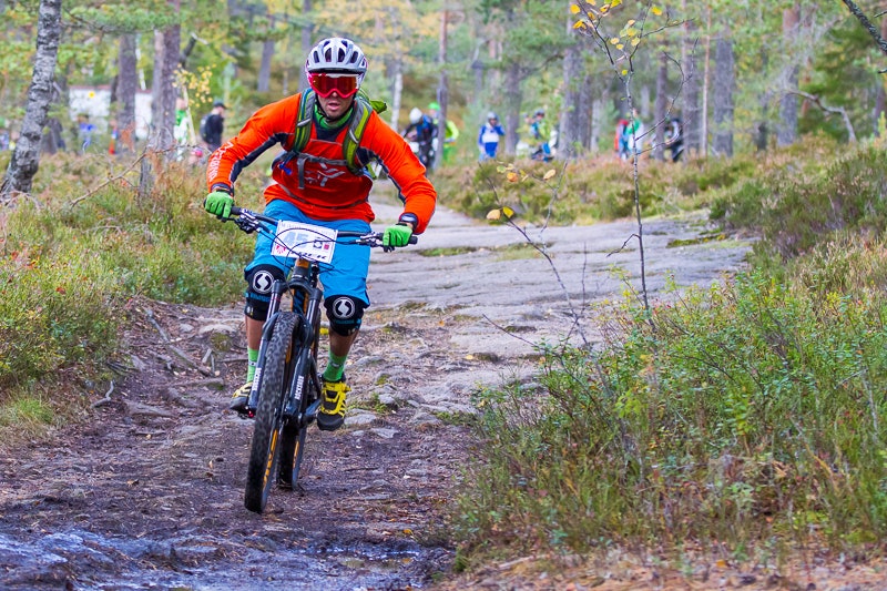 STÆSJKONGEN: Terrengsykkels stæsjspaltist og testpilot Gaute Reitan stilte også til start. (foto: Simen Berg) SimenBerg-Aron-DrammEnduro-5654