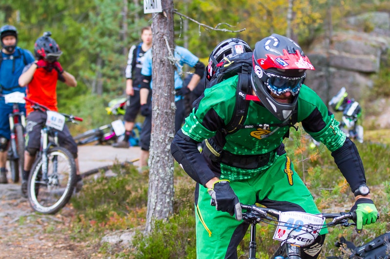 CRUXMESTER FLEX: Are Tallaksrud tok en pause fra cruxing med RedBull og GoPro, og prøvde mer hurtiggående aktivitet. (foto: Simen Berg) SimenBerg-Aron-DrammEnduro-5641