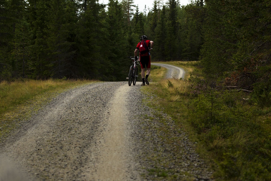 BEGYNNELSEN PÅ SLUTTEN: .. eller omvendt. Sistemann ut i løypa før eliteklassen fikk en tung tur, og ble tatt ut av rittet før han ble tatt igjen. Foto: Kristoffer H. Kippernes _KHK7593