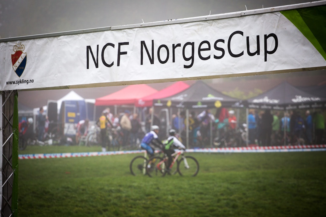 TÅKE: Skydekket lå lavt over Skullerudsletta da de beste Norgescuprytterne varmet opp før start. (foto: Snorre Veggan) norgescup-5390a