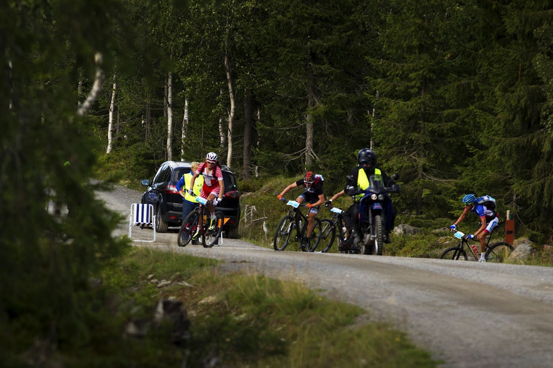 FULL GASS: Eliteklassen kom ut av skogen med en imponerende fart, og det skulle bare bli bedre eller verre, alt etter hvordan man ser det. Foto: Kristoffer H. Kippernes _KHK7624