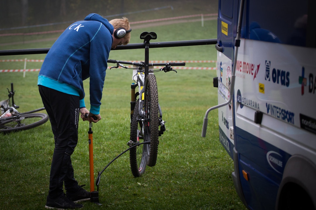 LUFT: Bakken var fuktig på morgenen og det gjaldt å sikre riktig dekktrykk for best kontakt med bakken og for å unngå punktering. (foto: Snorre Veggan) norgescup-5391a