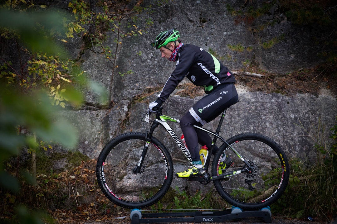 WARM UP: Ikke alle slenger opp rulla midt på arenaen. Noen trives best i utkanten. (foto: Snorre Veggan) norgescup-5415a