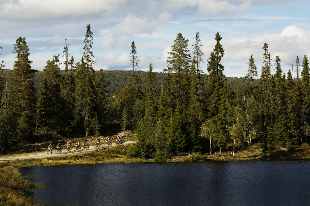 NASJONALBIRKROMANTISK: Tetgruppa tok seg neppe tid til å nyte utsikten ved Kattugletjernet slik Terrengsykkel gjorde natt til fredag. Foto: Kristoffer H. Kippernes _KHK7901