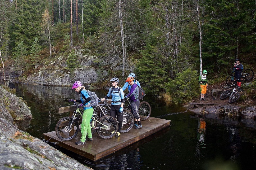 Dette kan være verdens minste ferge. Foto: Bjørn Enoksen GTG Gulljakt i Østmarka Oct 2017 Bridge - Bjørn Enoksen 1400x933