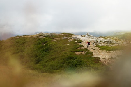 No. 6 byr på litt annet underlag enn de fleste andre stiene i Bodø. Martin Klette setter slalåmsvinger på sand. / Stisykling i Norge. No. 6 byr på litt annet underlag enn de fleste andre stiene i Bodø. Martin Klette setter slalåmsvinger på sand. / Stisykling i Norge.