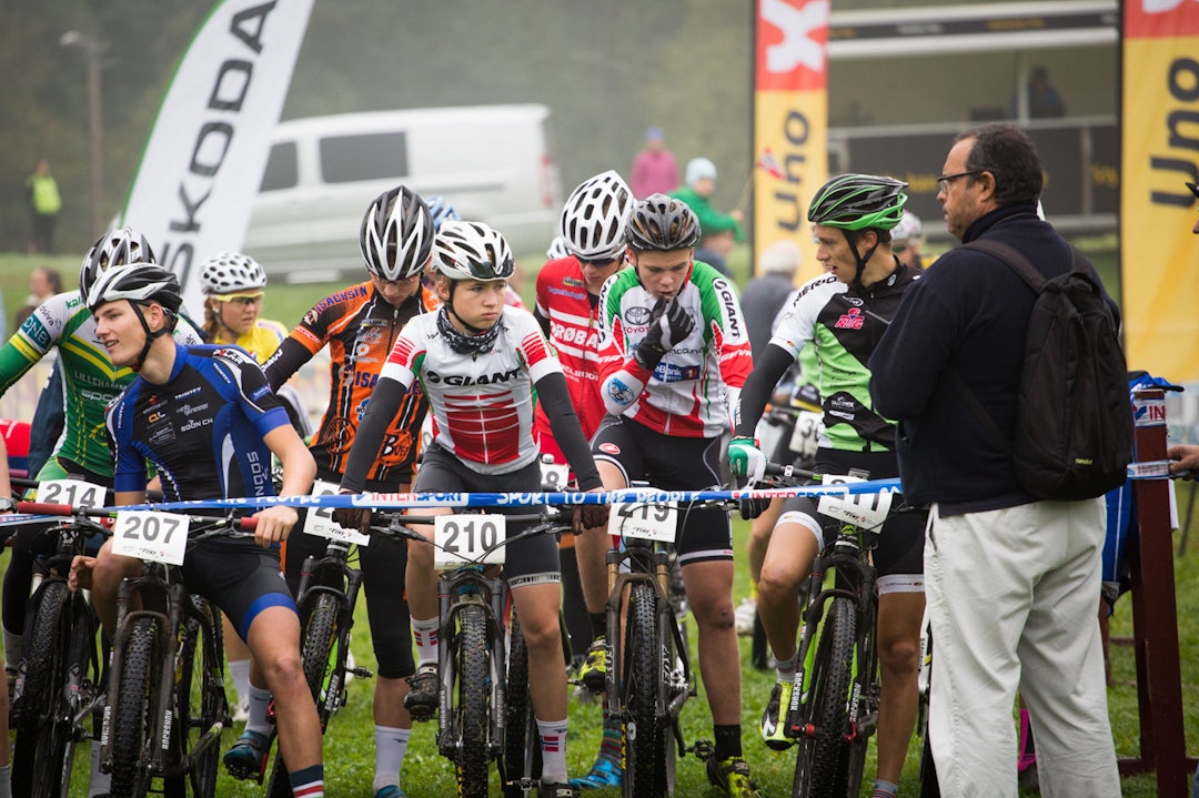 FORFØLGERE: Rett bak gjorde juniorgutta klar til start. (foto: Snorre Veggan) norgescup-5555a