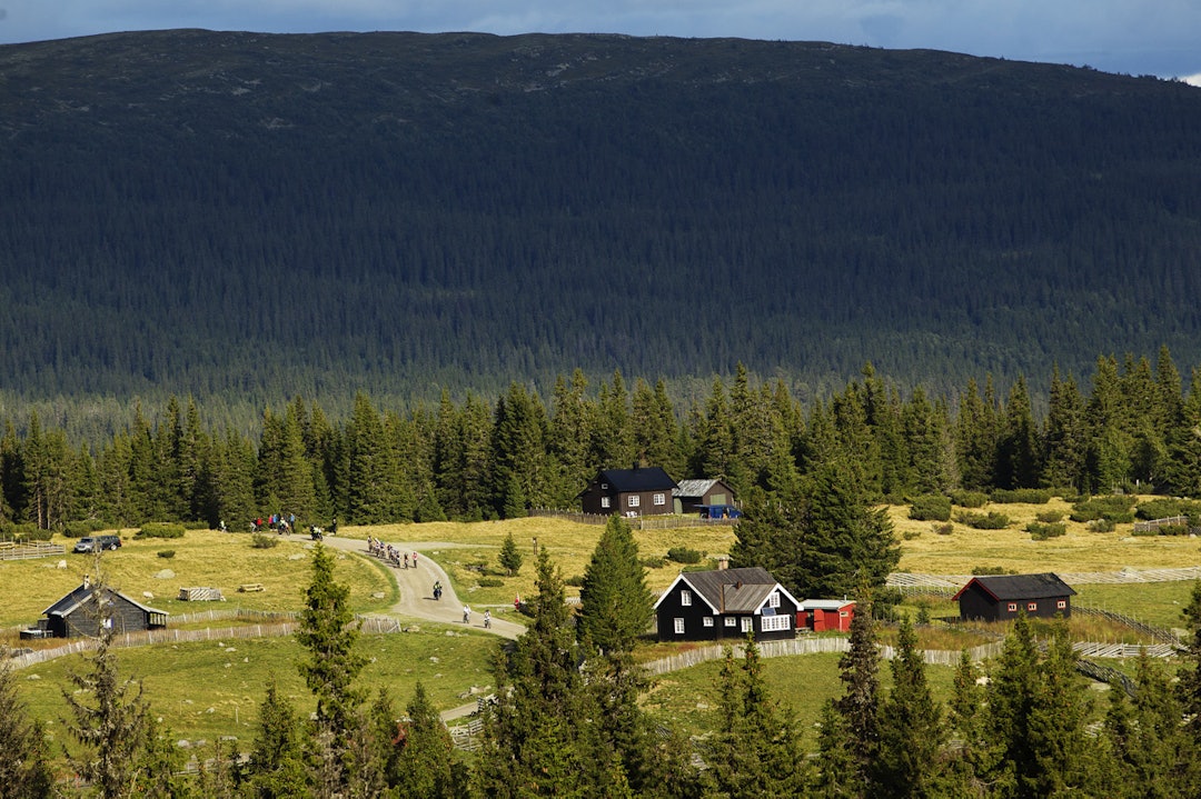 SAMLING I BÅNN: Etter noen bruddforsøk, etablerte det seg en gruppe inn mot bunnen av Rosinbakken. Foto: Kristoffer H. Kippernes _KHK7992