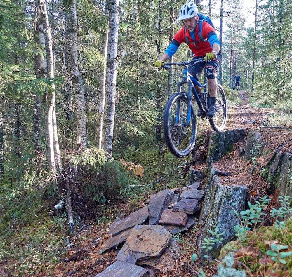 Småteknisk terreng til tider. Foto: Bjørn Enoksen GTG Gulljakt i Østmarka Oct 2017 singletrack - Bjørn Enoksen 1000x949